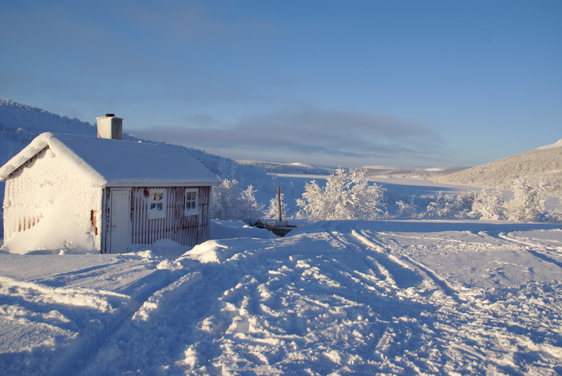 Sauna hut and tub